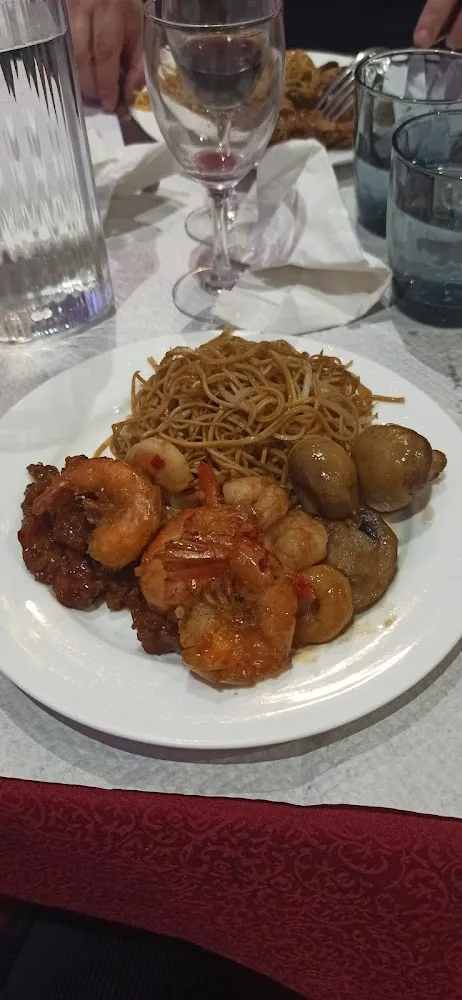 Nouilles Sautées Aux Crevettes Et Champignons